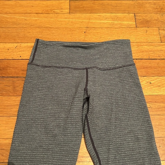 Lululemon Wunder Under Crop Reversible Tights in Grey, size 4 - Picture 4 of 12